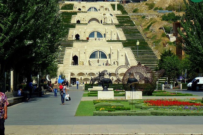 Amazing Yerevan - Stop 2: Victory Park and Mother Armenia, the city plus the scale