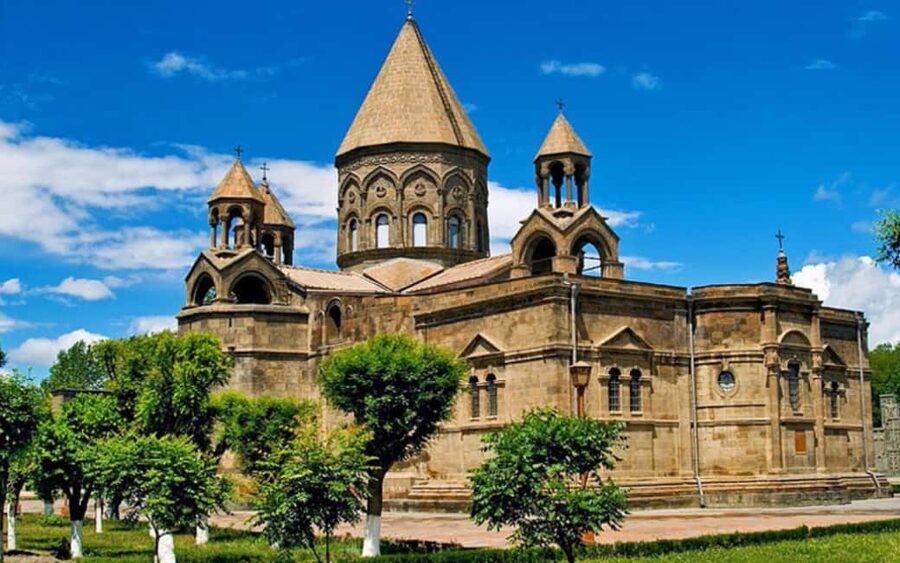 From Yerevan: Echmiadzin cathedral and Zvartnots temple - Key points worth your time