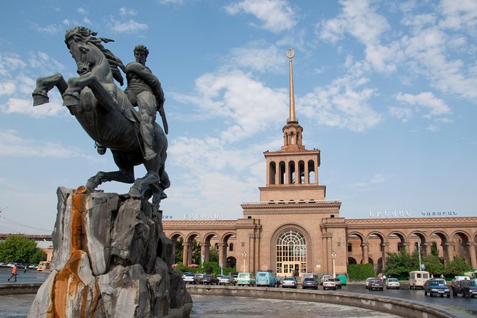 Private sightseeing and walking tour in Yerevan - Stop 2: Swan Lake, a breather in the route