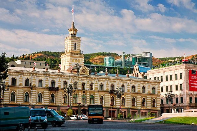 Private Tbilisi Tour from Yerevan (main sights of old and new city, cable car) - Guide option in English or Russian: what changes with a guide