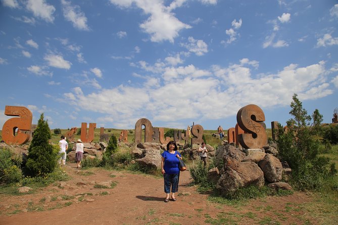 Private tour to Oshakan, Karmravor, Hovhanavank, Saghmosavank monasteries - Choosing the Guide Option for Real Armenian Context