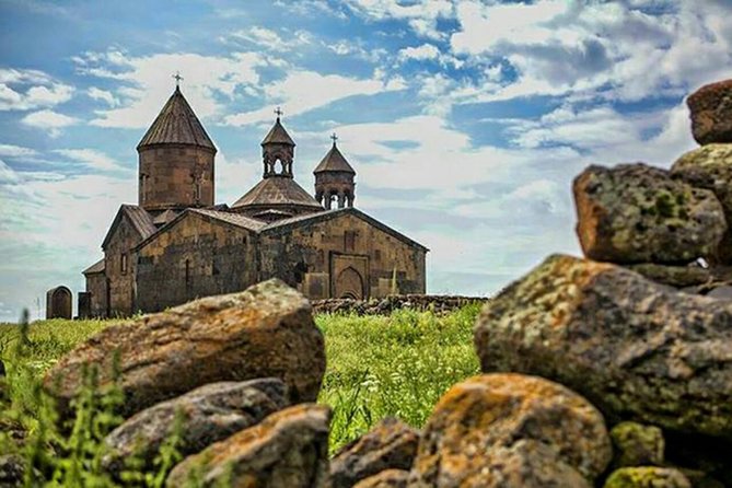 Private tour to Saghmosavank, Karmravor, Oshakan, Hovhannavank - Key highlights at a glance